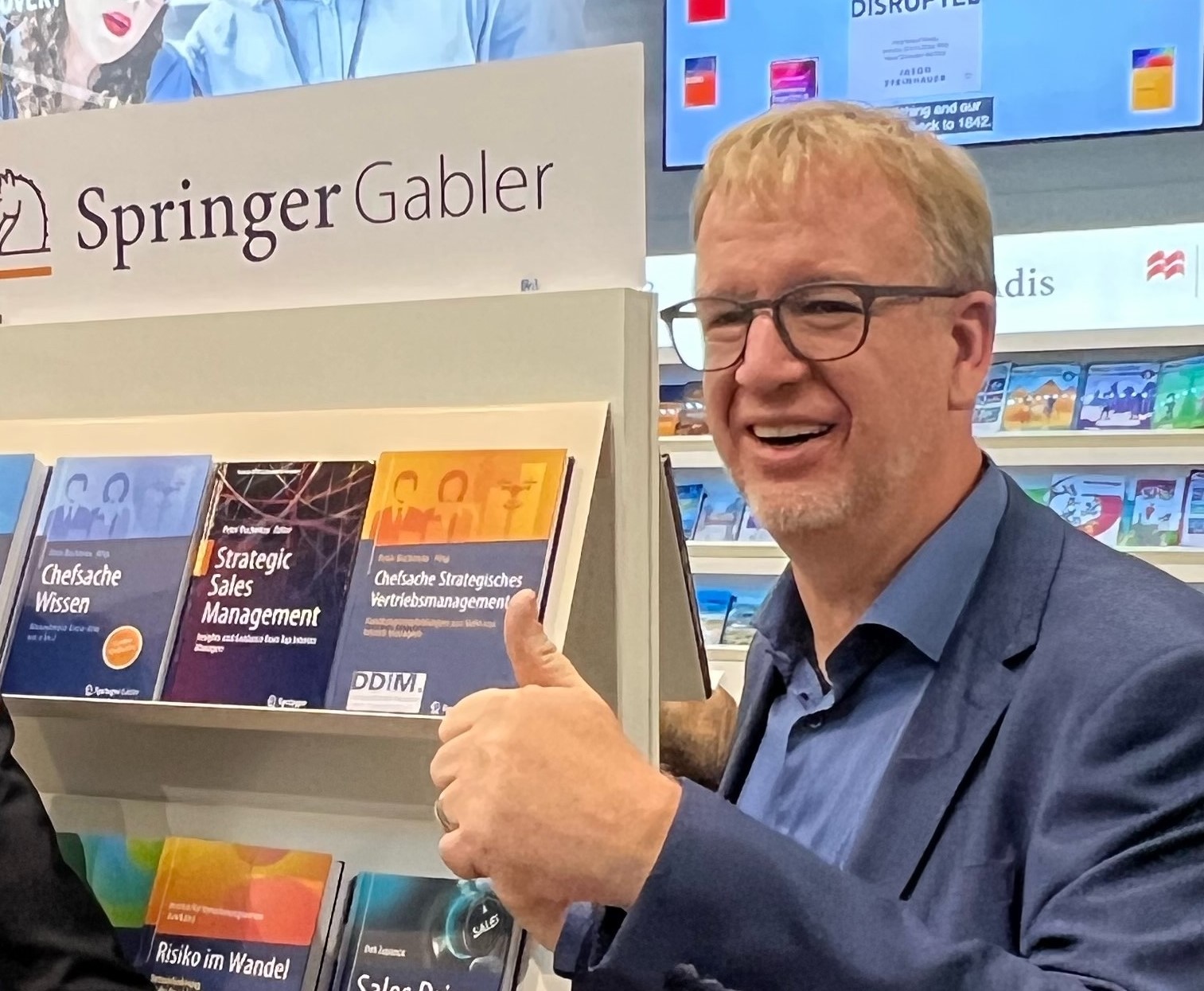 Uwe Brüggemann zeigt seine Bücher beim Stand von Springer auf der Frankfurter Buchmesse