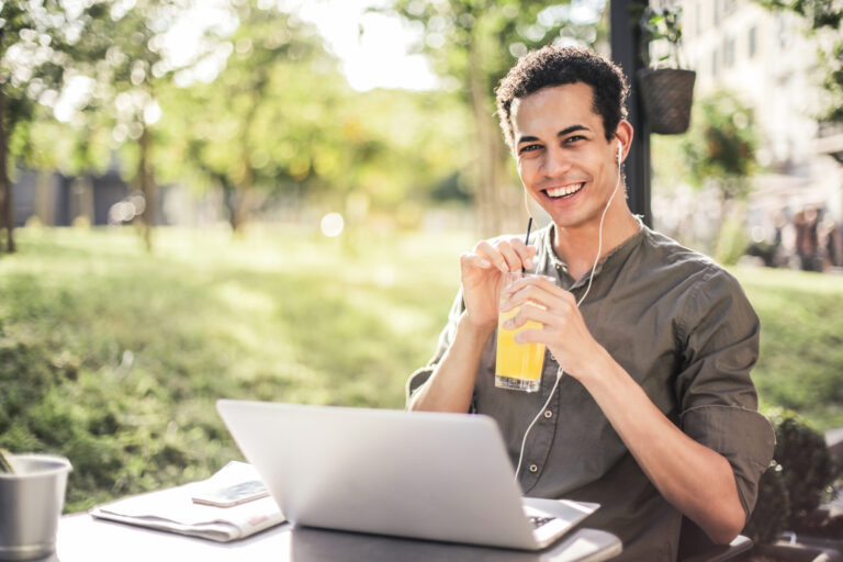Hörtipps für den Sommer 2022: Unsere Podcasts für den Urlaub